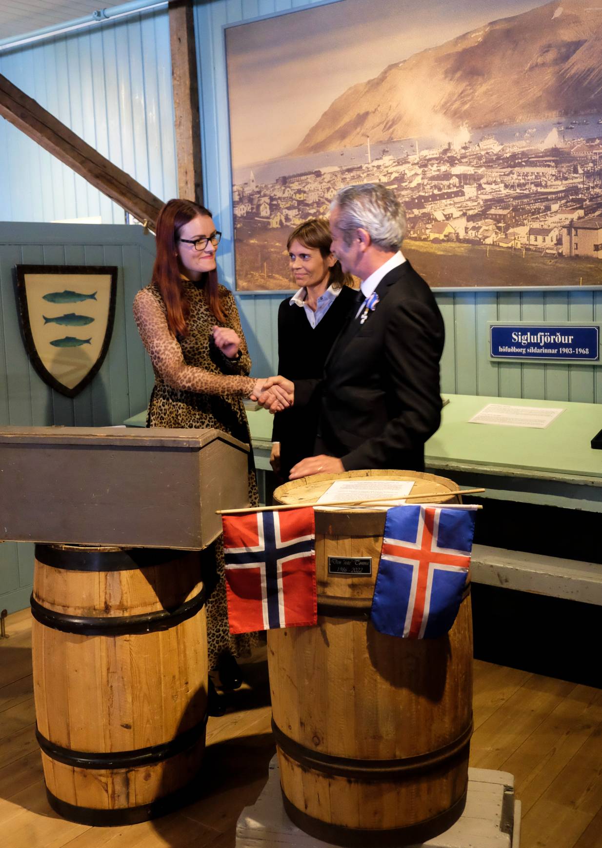 Museumsdirektør Anita takker Petter Jonny for tønna 