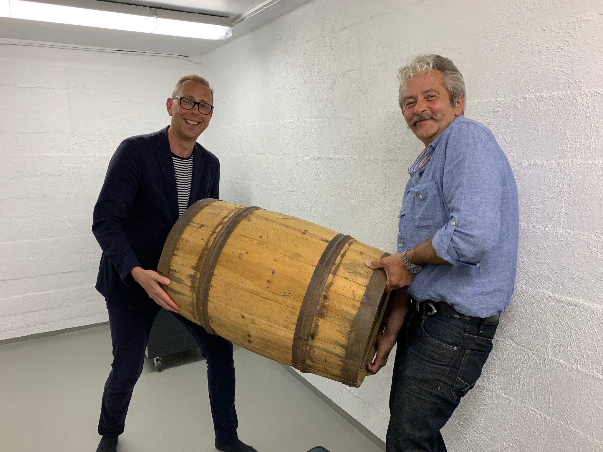 Hermann sendiherra og Petter Jonny handleika tunnuna í heimsókn Hermanns 2018