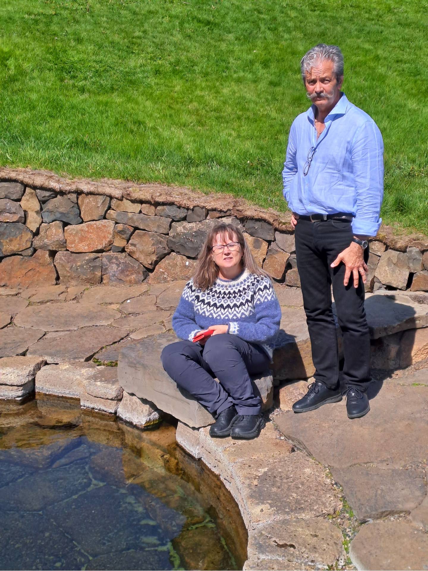 Nina og Petter Jonny ved Snorralaug i Reykholt 