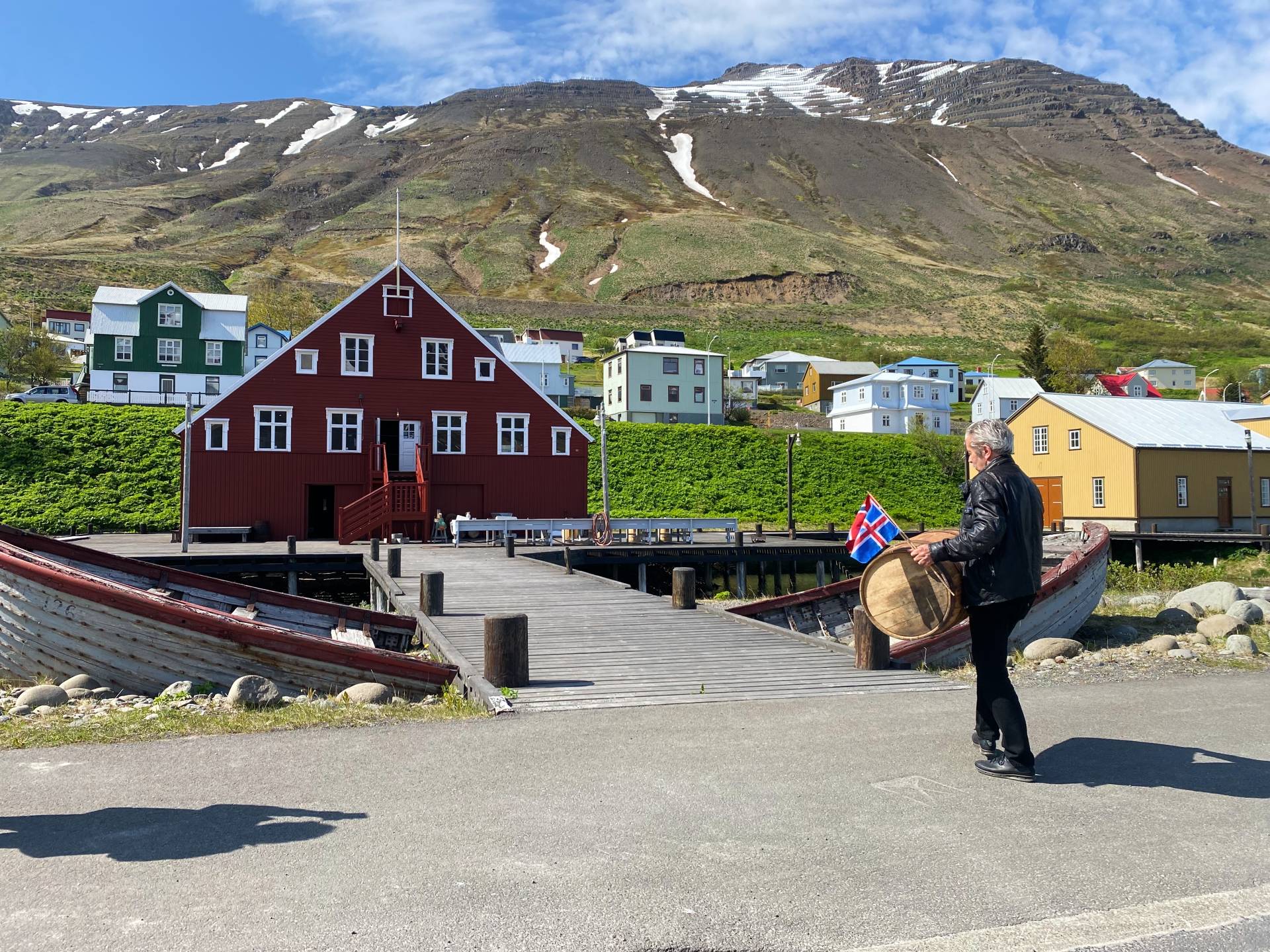 Petter Jonny tar den siste tønna de siste metrene inn til Sildemuseet i Siglufjörður