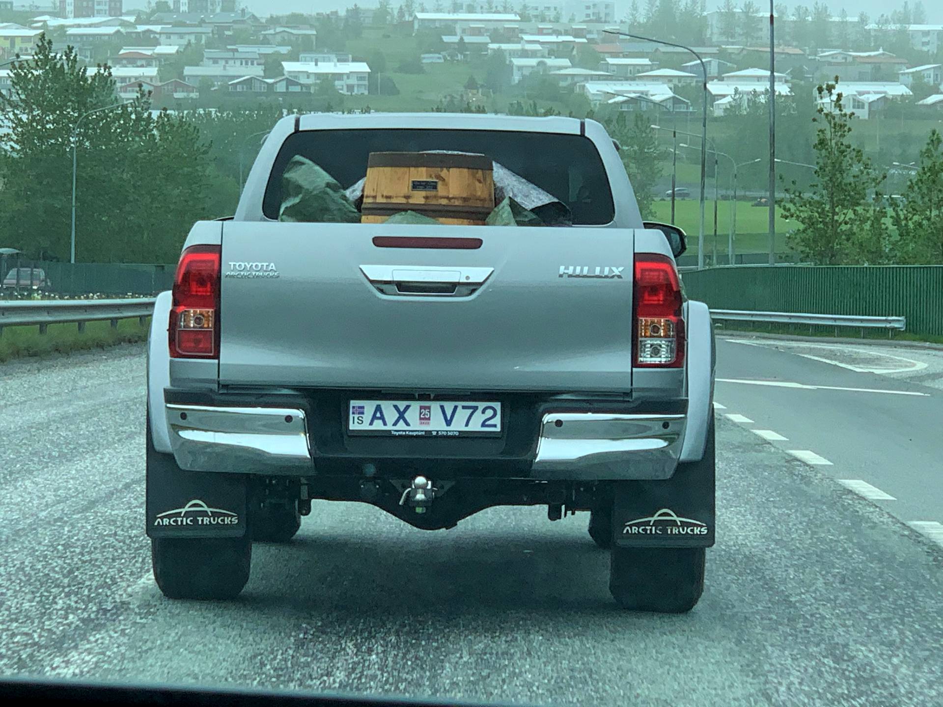 Tønna på vei til Bessastaðir på Toyota HiLux pickup fra Arctic Truck 