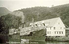 Tønner lastes på skip ved Dale Tønnefabrikk 